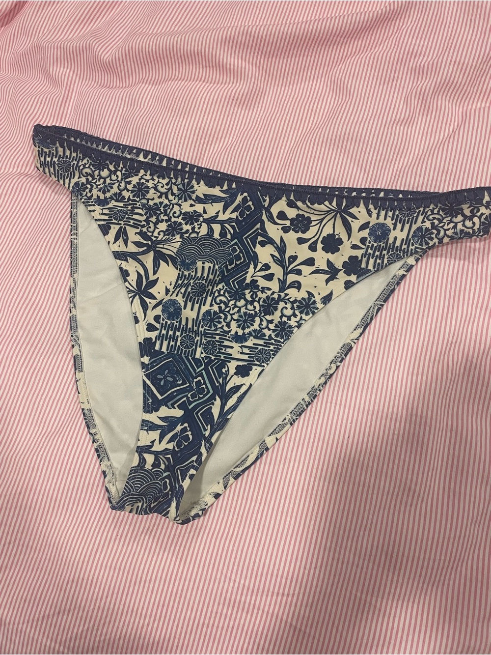 Abercrombie mid rise high-leg moderate swim bottoms, size XL